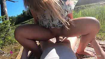 سكس سعودي اختار سائق سيارة أجرة حتى فتاة، قاد بها إلى النهر ومارس الجنس في الهواء الطلق